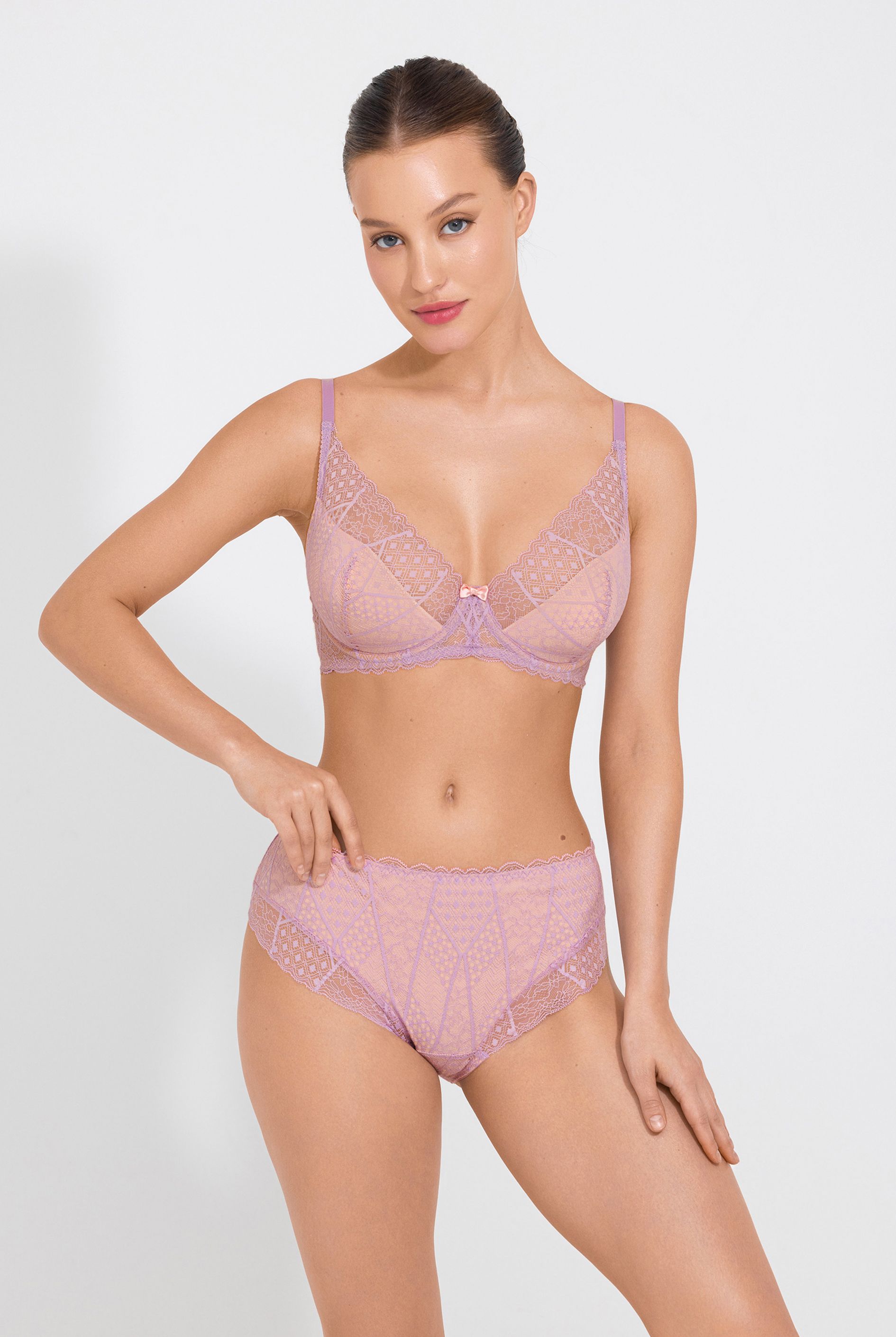 Бюстгальтер на формирующем подкладе нижней детали чашки