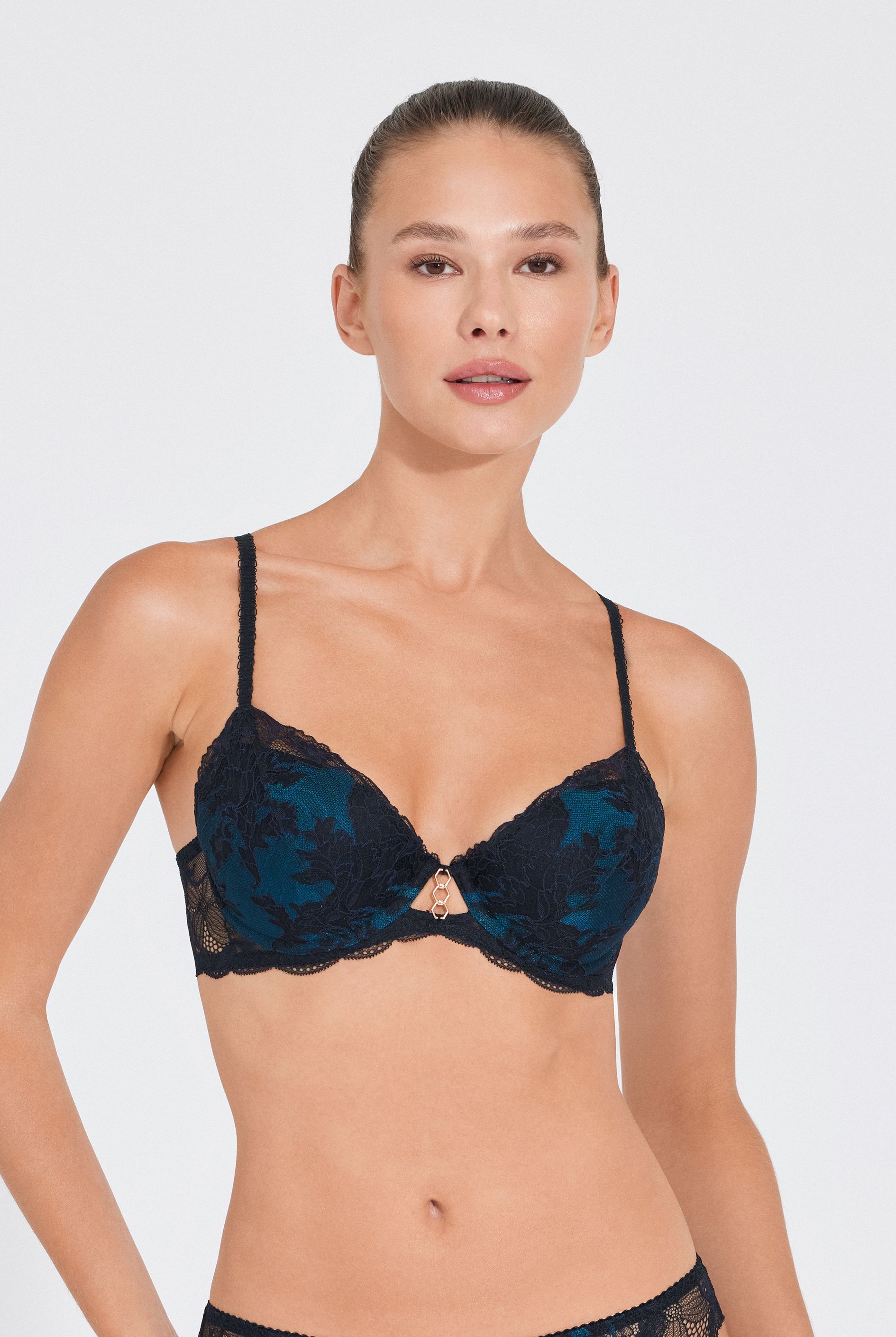 Бюстгальтер формованная чашка пуш-ап