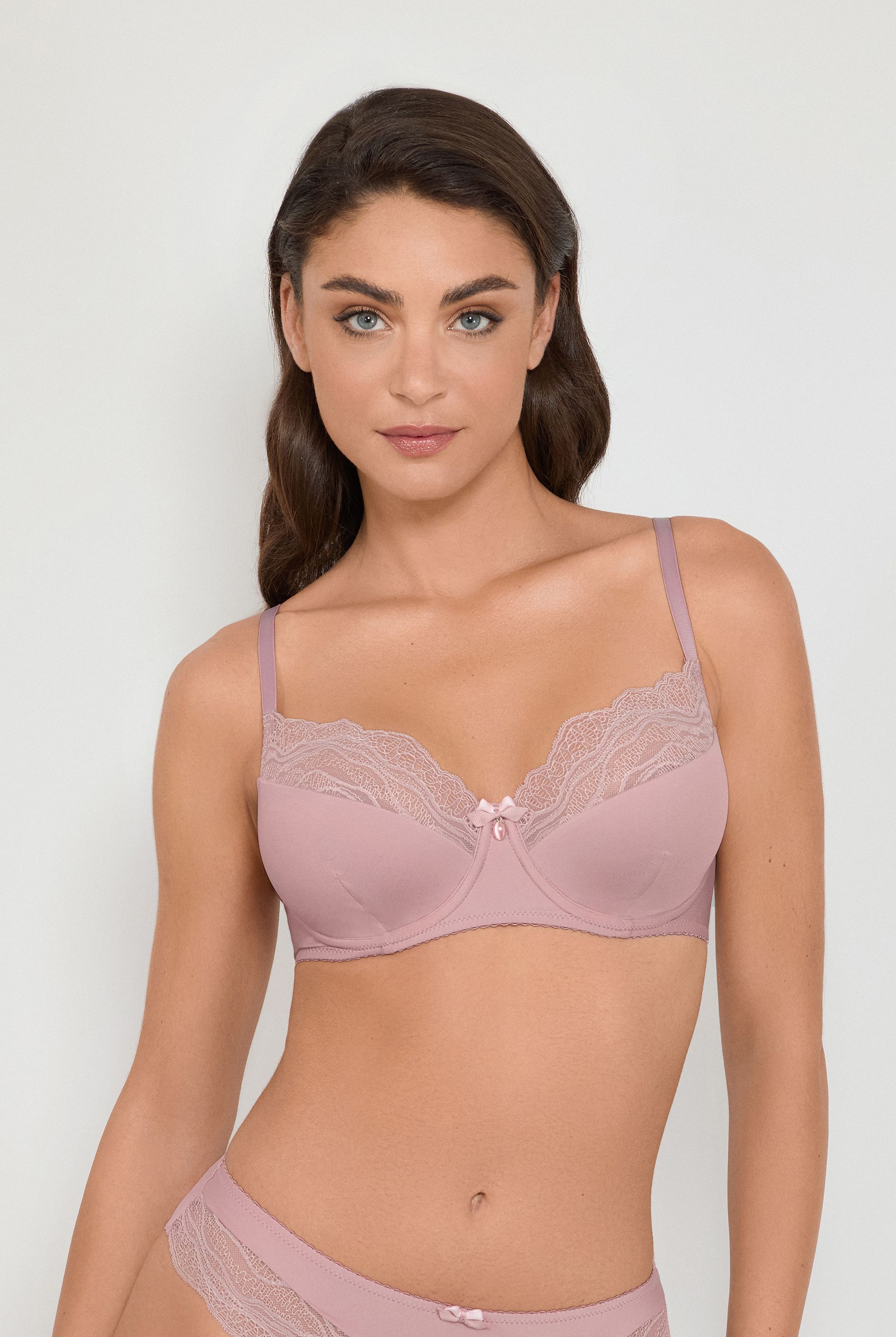 Бюстгальтер на формирующем подкладе нижней детали чашки