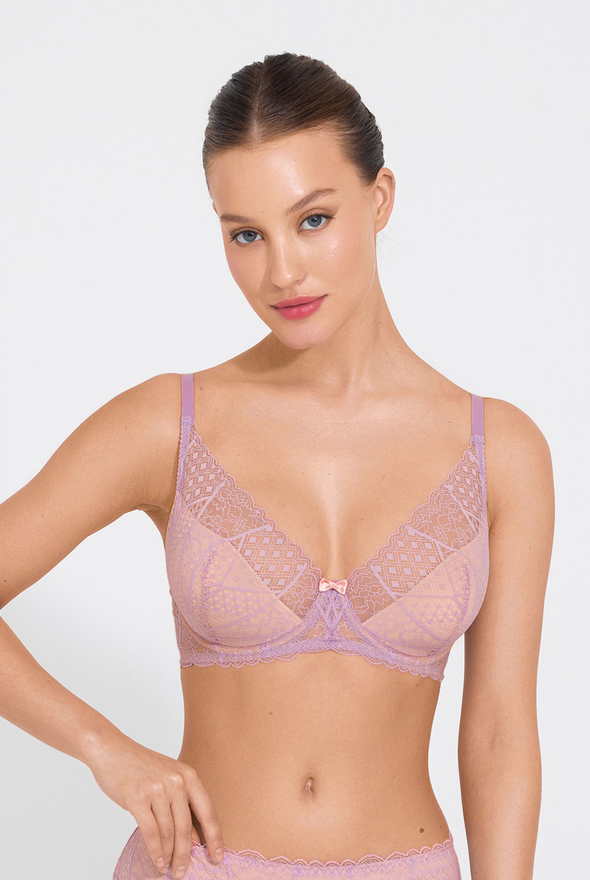 Бюстгальтер на формирующем подкладе нижней детали чашки