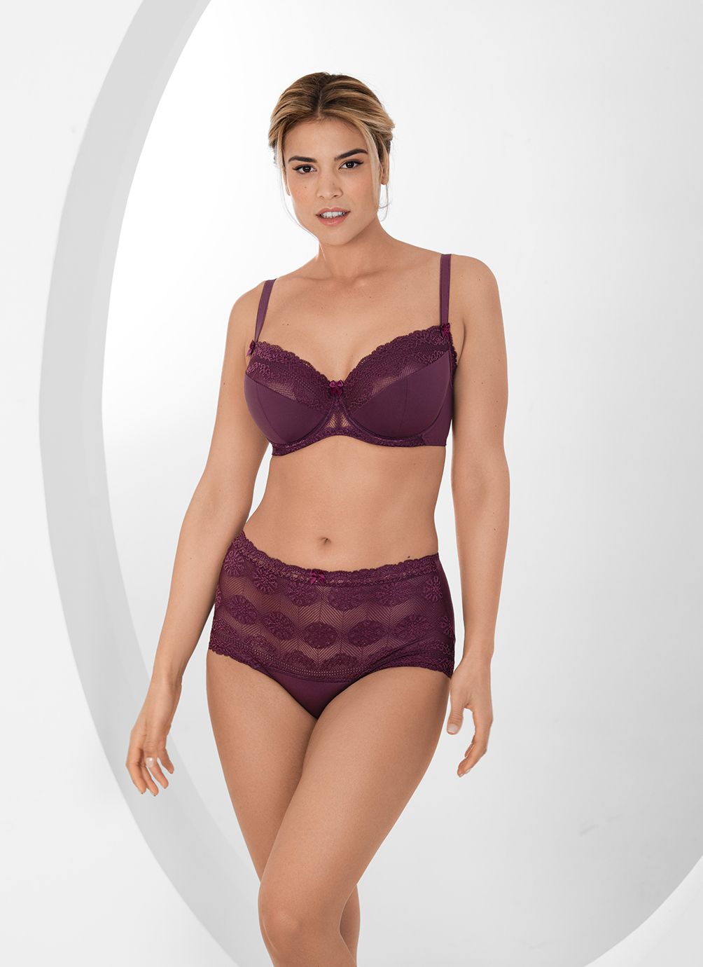 Бюстгальтер на формирующем подкладе нижней детали чашки Бюстгальтер на формирующем подкладе нижней детали чашки