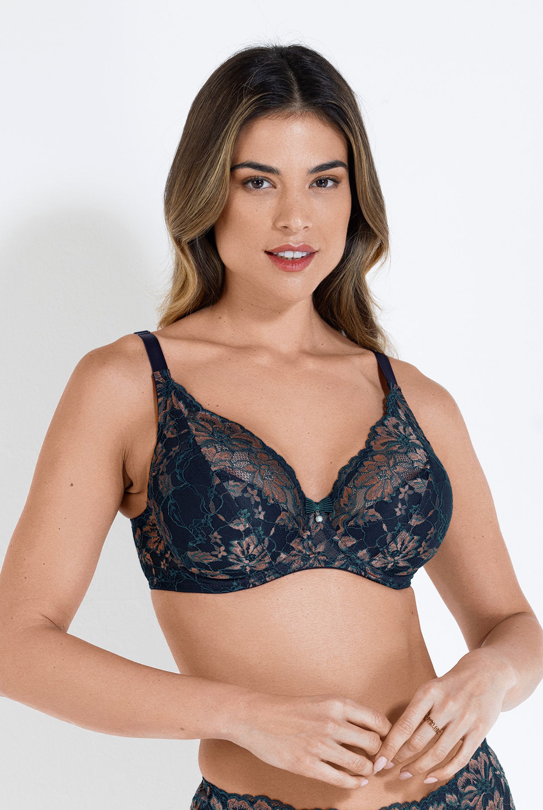 Бюстгальтер на формирующем подкладе нижней детали чашки