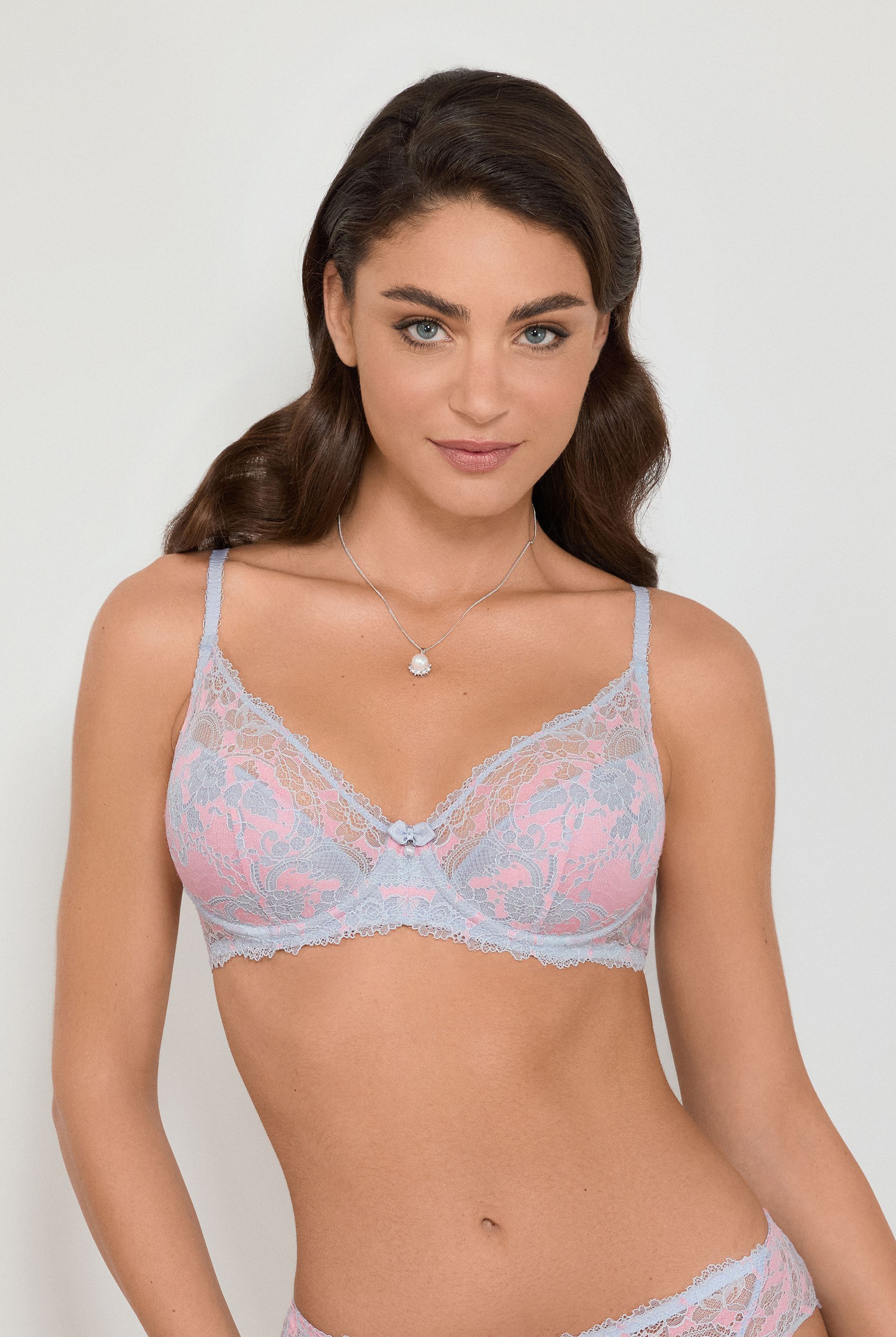 Бюстгальтер на формирующем подкладе нижней детали чашки