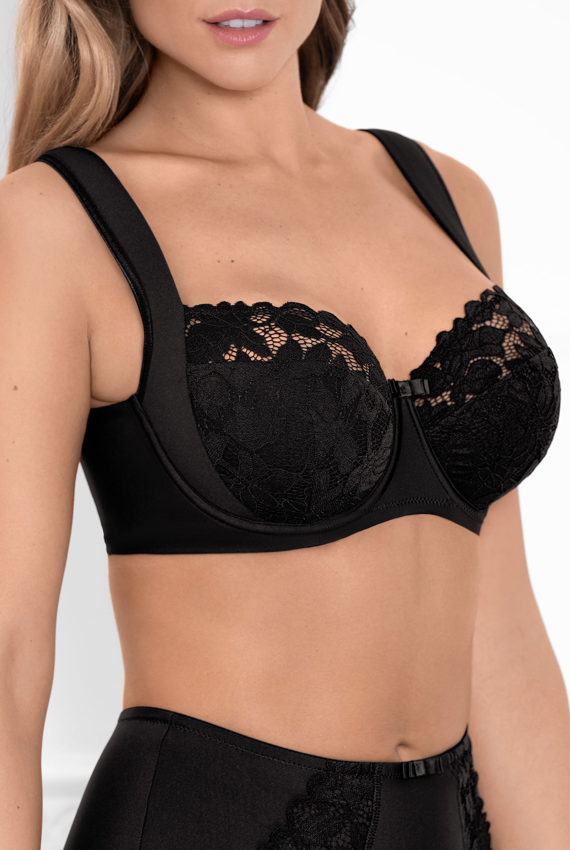 Бюстгальтер на формирующем подкладе нижней детали чашки Бюстгальтер на формирующем подкладе нижней детали чашки