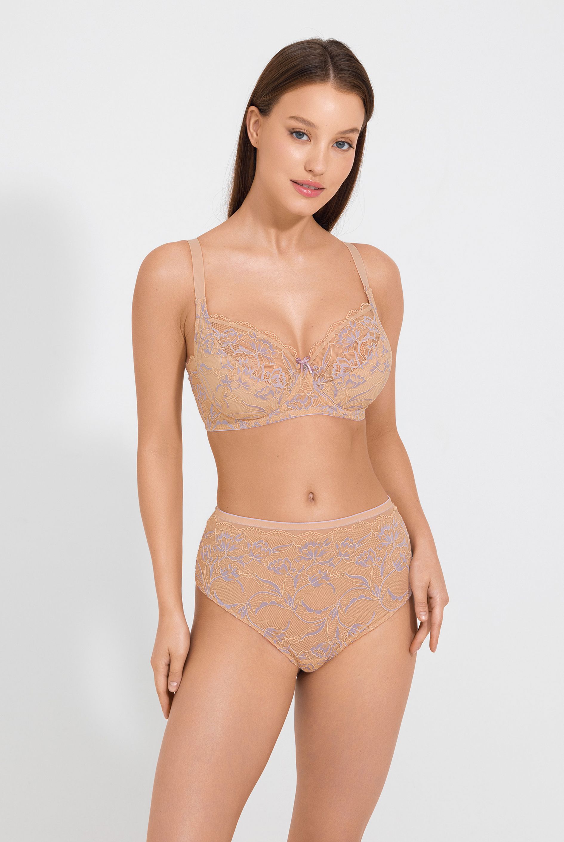 Бюстгальтер на формирующем подкладе без пуш-ап