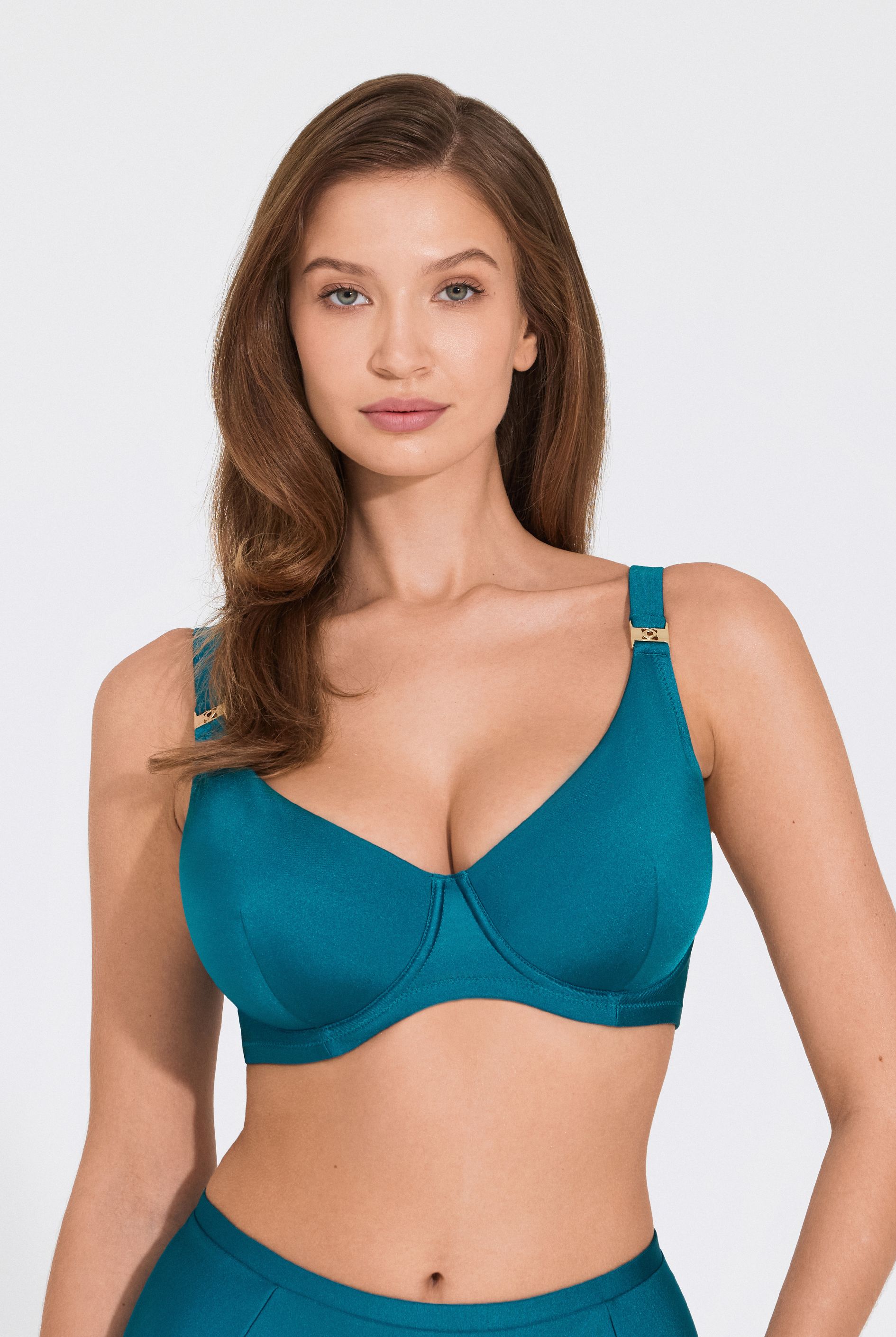 Бюстгальтер на формирующем подкладе нижней детали чашки