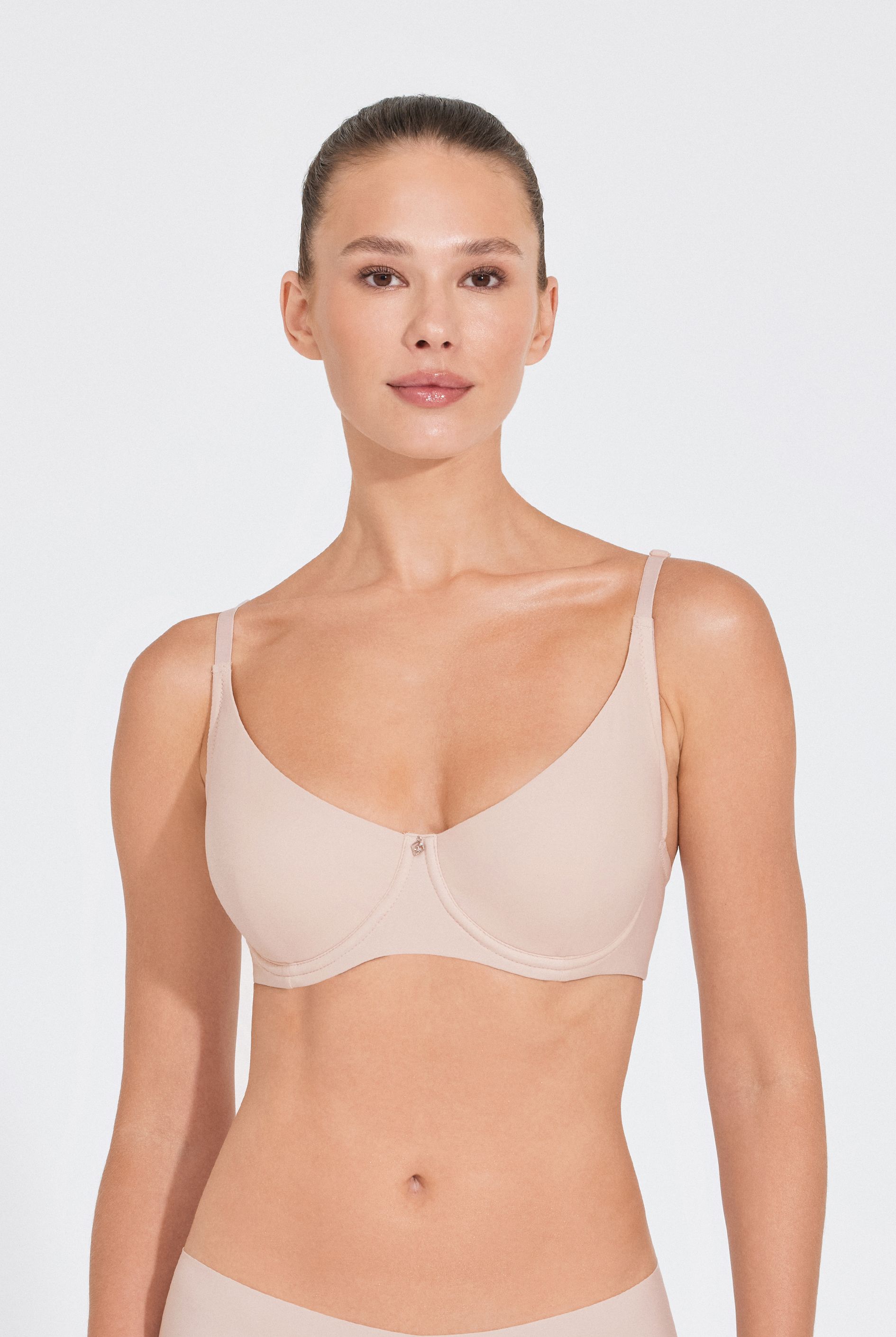 Бюстгальтер на формирующем подкладе нижней детали чашки