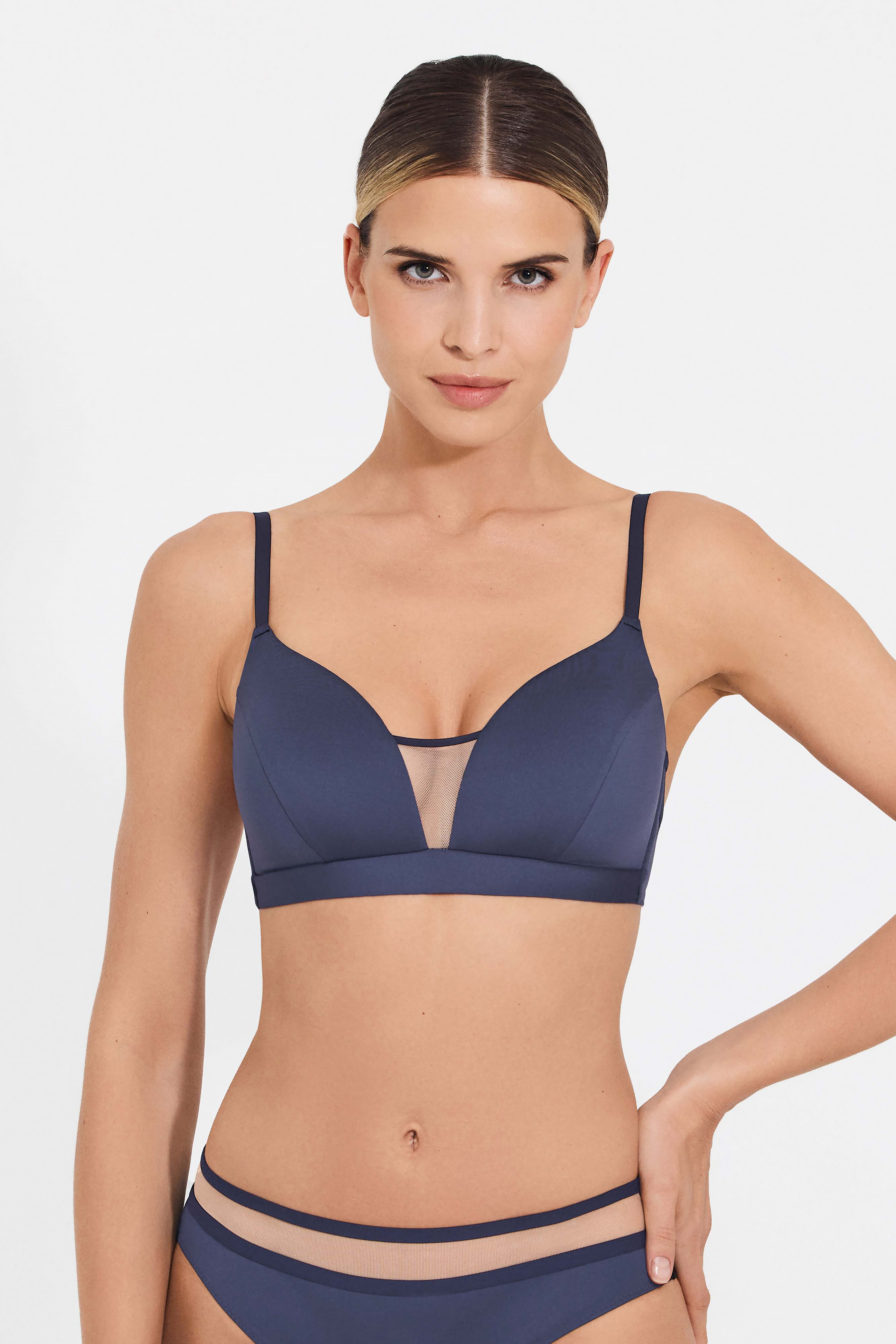 Бюстгальтер формованная треугольная чашка без пуш-ап