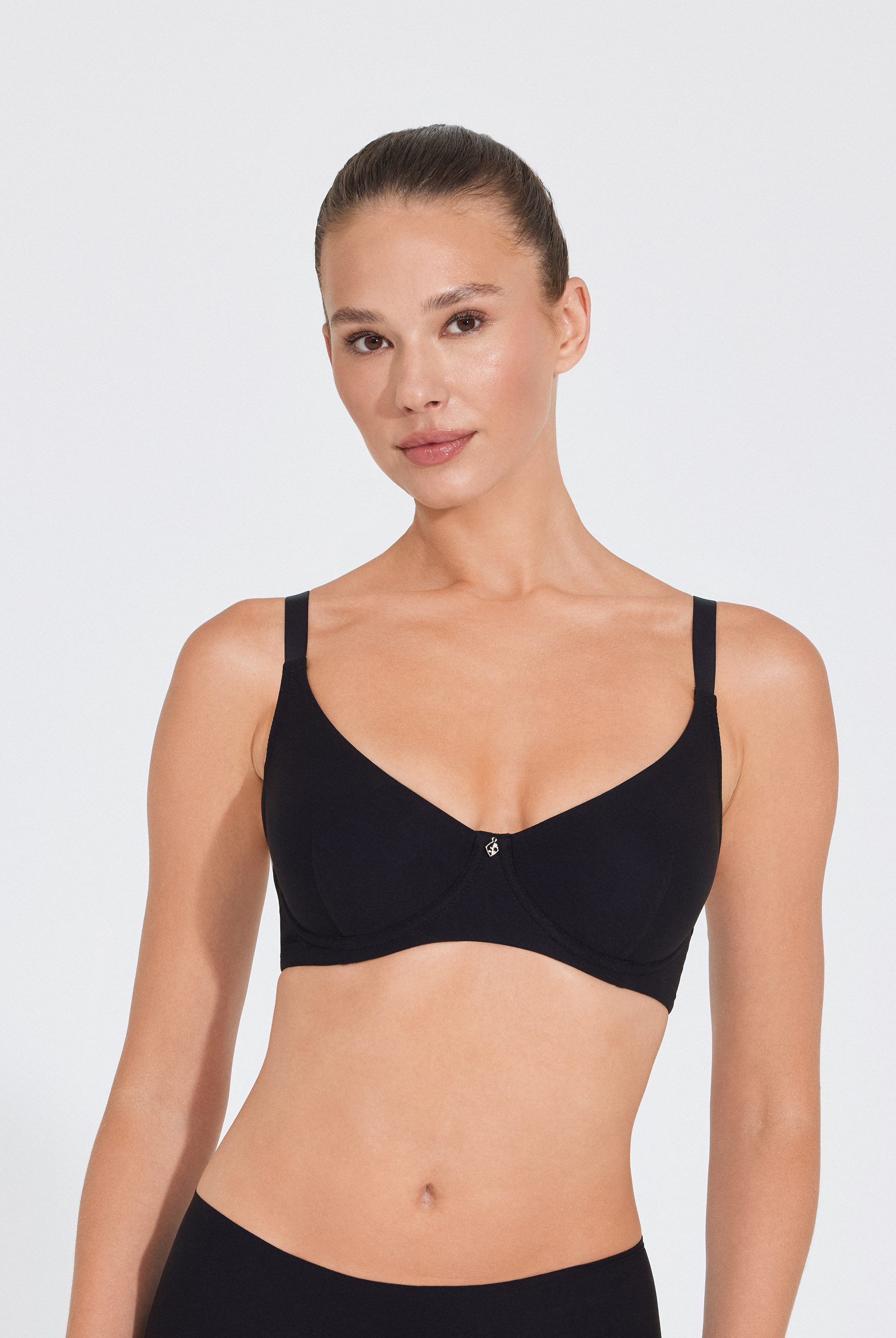 Бюстгальтер на формирующем подкладе нижней детали чашки