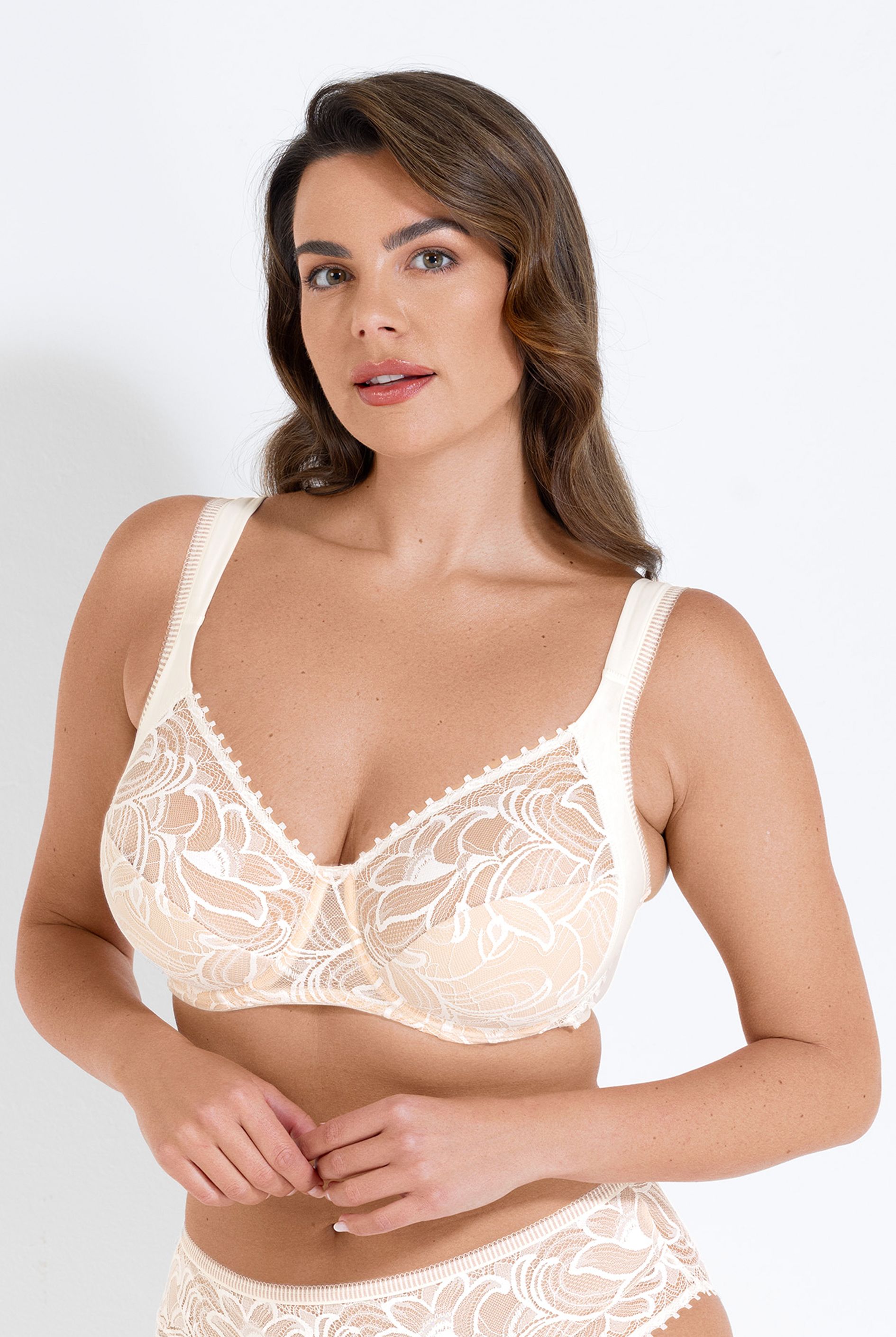 Бюстгальтер на формирующем подкладе нижней детали чашки