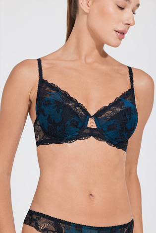 Бюстгальтер на формирующем подкладе нижней детали чашки