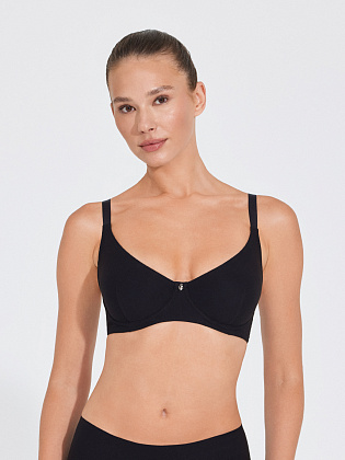 Бюстгальтер на формирующем подкладе нижней детали чашки