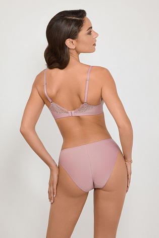 Бюстгальтер на формирующем подкладе нижней детали чашки